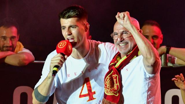 Álvaro Morata y Luis de la Fuente, en la celebración de la Eurocopa