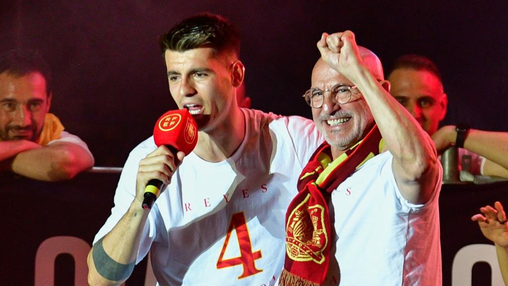 Álvaro Morata y Luis de la Fuente, en la celebración de la Eurocopa