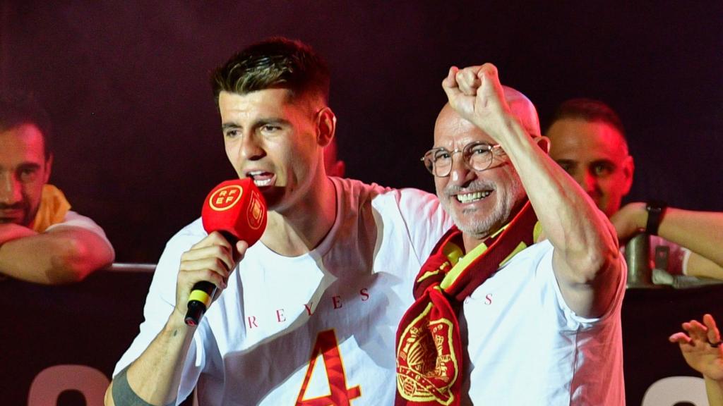 Álvaro Morata y Luis de la Fuente, en la celebración de la Eurocopa