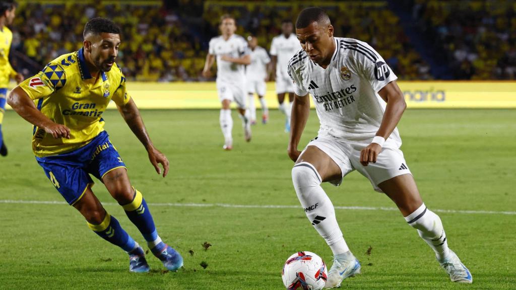 Mbappé controla el balón ante Álex Suárez.