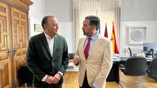 José Julián Gregorio, alcalde de Talavera de la Reina, junto a Joaquín Romera, vicepresidente de la Diputación de Toledo.