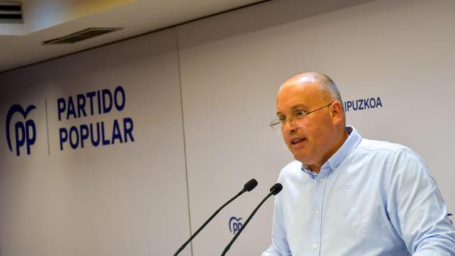 El portavoz parlamentario del PP, Miguel Tellado, este jueves en un acto del partido en San Sebastián.