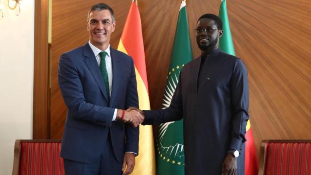 El presidente del Gobierno, Pedro Sánchez, junto al mandatario de Senegal, Bassirou Diomaye Faye, este jueves en Dakar.