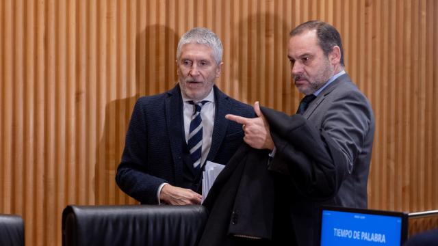 El ministro del Interior, Fernando Grande-Marlaska, junto al exministro de Transportes, José Luis Ábalos, en la comisión de Interior del Congreso.