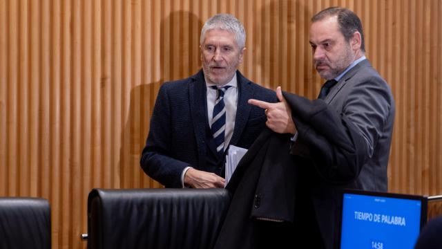 El ministro del Interior, Fernando Grande-Marlaska, junto al exministro de Transportes, José Luis Ábalos, en la comisión de Interior del Congreso.