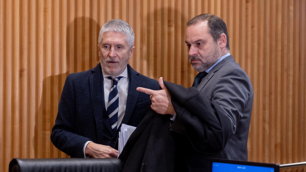 El ministro del Interior, Fernando Grande-Marlaska, junto al exministro de Transportes, José Luis Ábalos, en la comisión de Interior del Congreso.