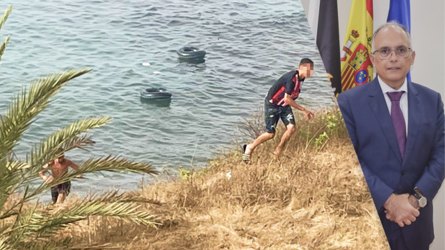 Menores migrantes remontan la costa de Ceuta, tras dejar sus flotadores en el mar. A la derecha, Alberto Gaitán, consejero de Presidencia de Ceuta.