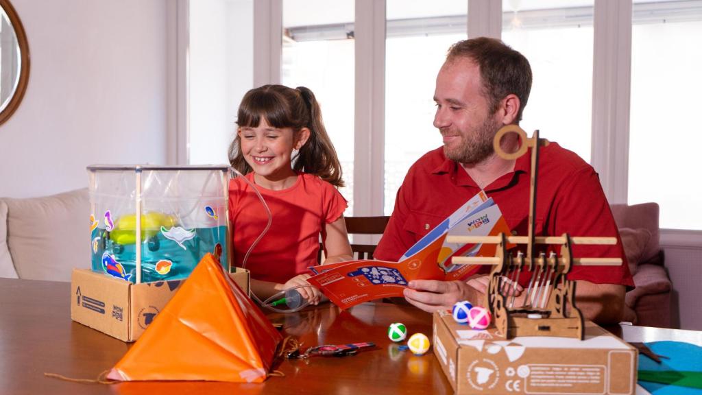 Los kits de WoWplay permiten pasar tiempo de calidad en familia e inspirar a los niños de entre 5 y 11 años en la tecnología y la ciencia, al tiempo que hacen un uso responsable de las pantallas.