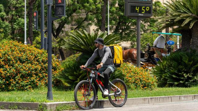 Un repartidor de Glovo trabajando en Sevilla durante el verano.