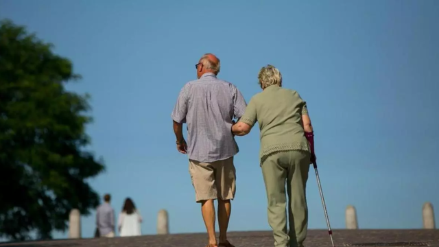 Una pareja de jubilados dando un paseo.