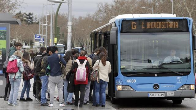 Niños en edad escolar montando en un autobús de la EMT.