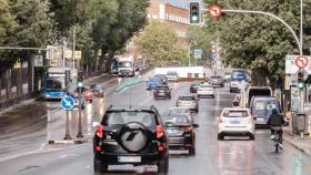 Varios coches circulan bajo la lluvia en Madrid (España).