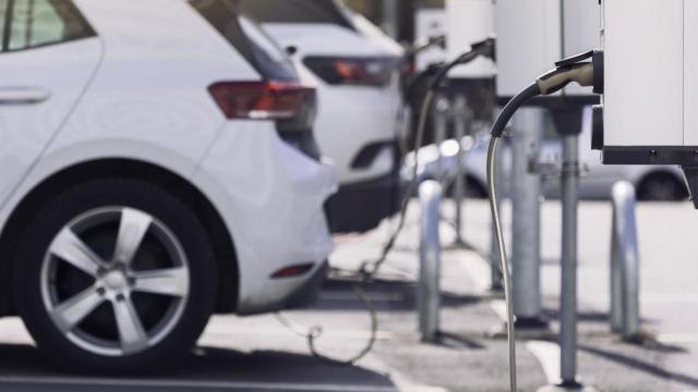 Coches eléctricos recargando.