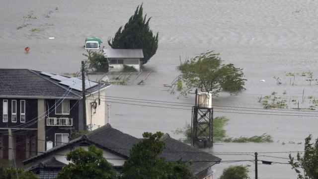 Inundaciones al suroeste de Japón por el tifón Shanshan.