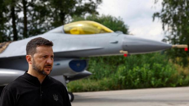 El presidente ucraniano, Volodímir Zelenski, frente a un caza F-16.