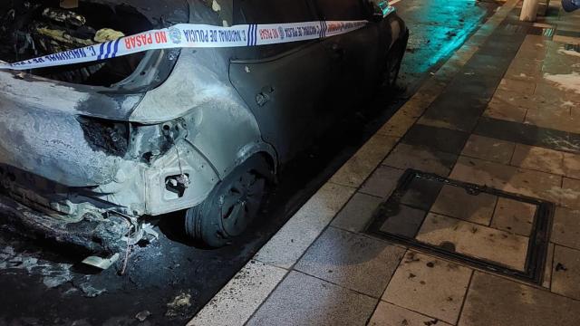 Coche calcinado en la avenida de Monelos