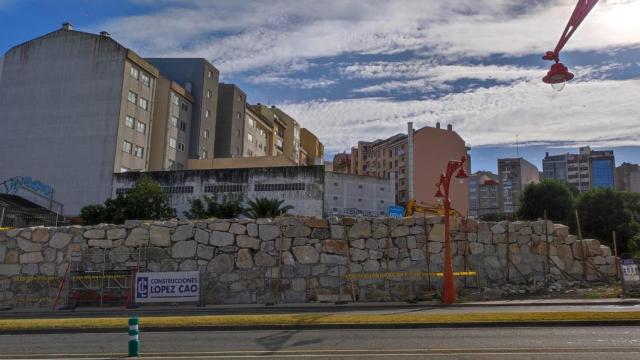 Muro de cinco metros levantado en el Paseo Marítimo a la altura de San Amaro.