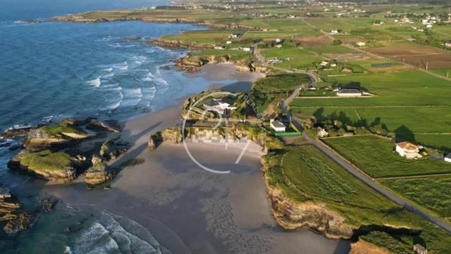 En el centro, al borde del mar, casa más cara de Galicia cerca de la Playa de las Catedrales en Ribadeo.