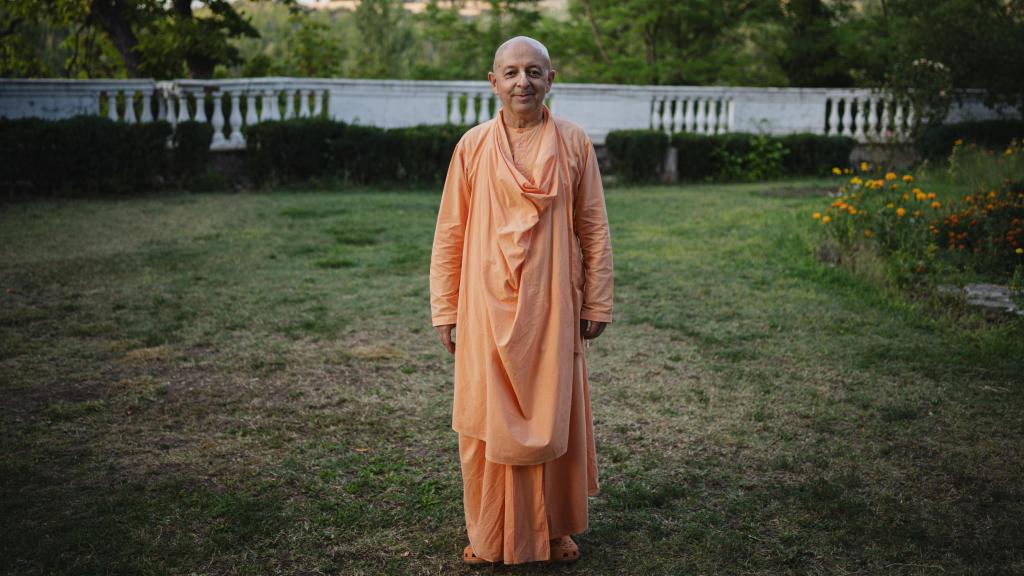 Yadunandana Swami, en el jardín de Nueva Vrajamandala.