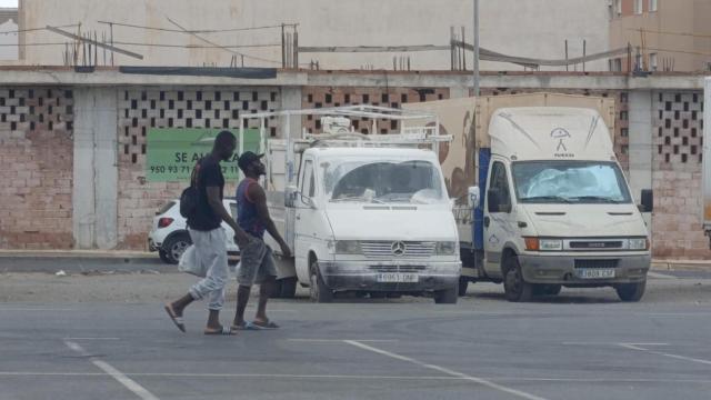 Dos jóvenes de origen subsahariano pasean por las calles de Vícar.