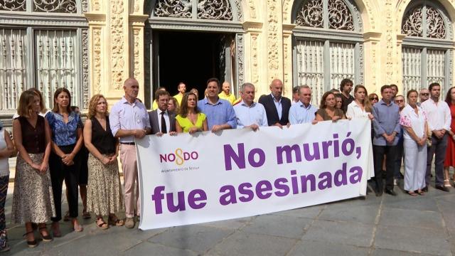 Minuto de silencio a las puertas del Ayuntamiento de Sevilla por el crimen machista de Pino Montano.