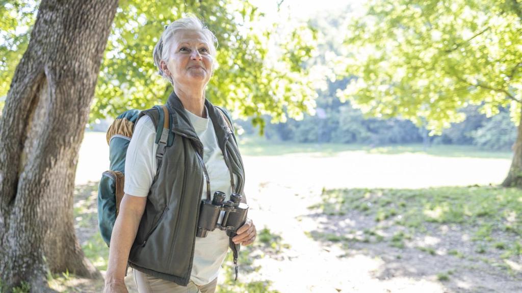 Mujer durante una caminata al aire libre.