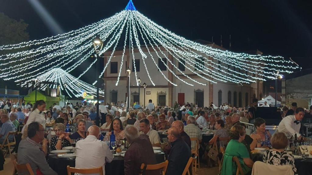 Multitud de vecinos y visitantes se congregan en Yuncos para disfrutar de las fiestas.