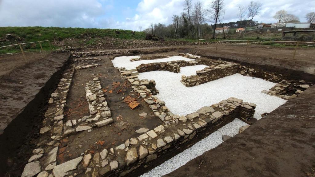 Excavaciones del antiguo pueblo romano en Pedra do Altar