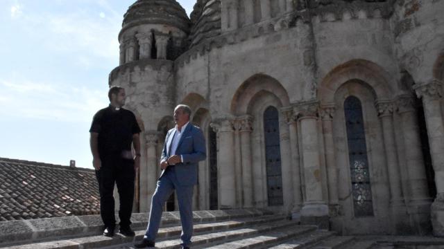 Cipriano García, director de Caja Rural y el responsable de medios del Cabildo en la cubierta de la Catedral