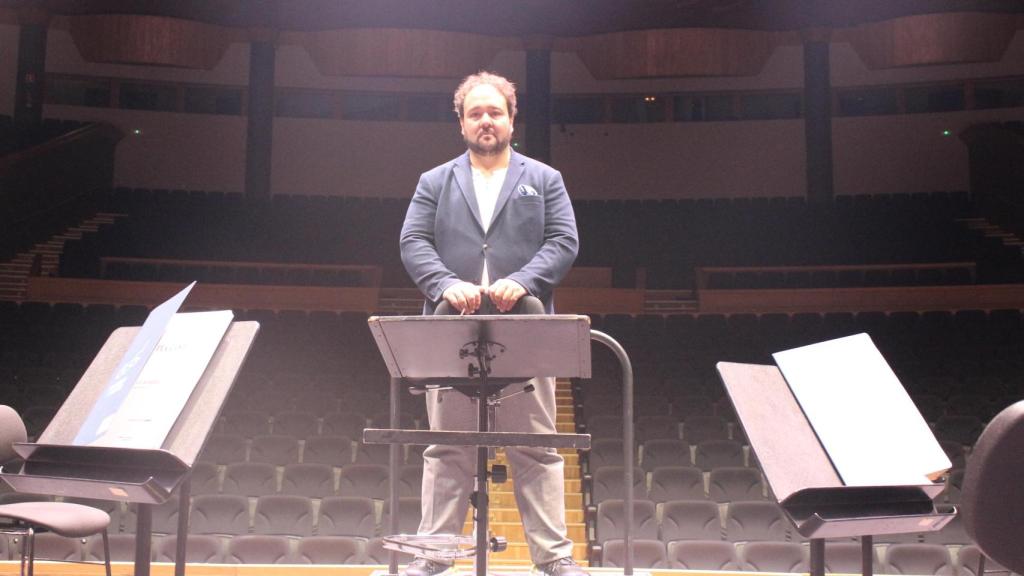 Pérez-Sierra, ante el atril desde el que dirigirá 'La Bohème' en el Palacio de la Ópera.