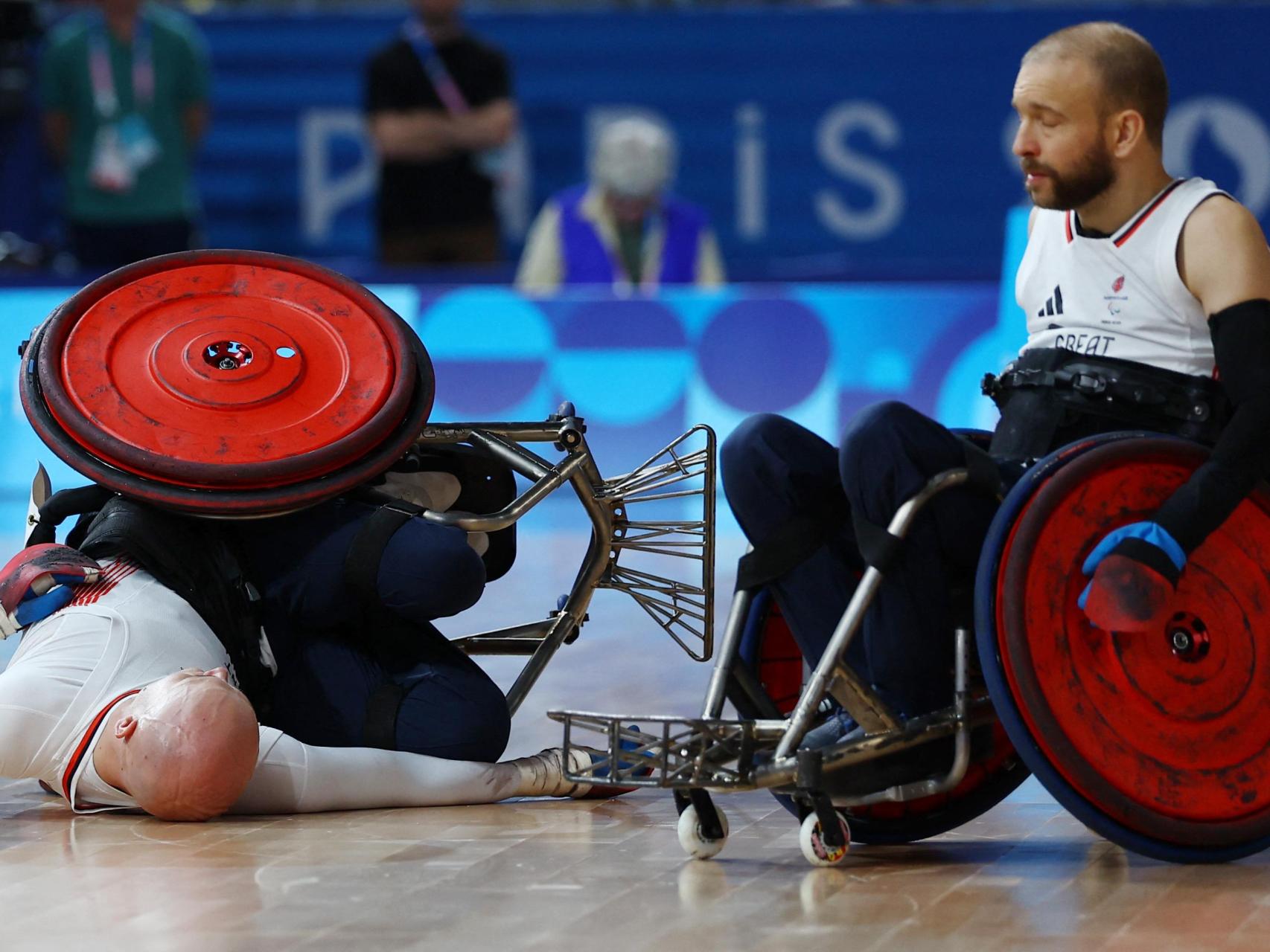 Jack Smith, de Gran Bretaña, tendido en el suelo durante el partido ante Australia.