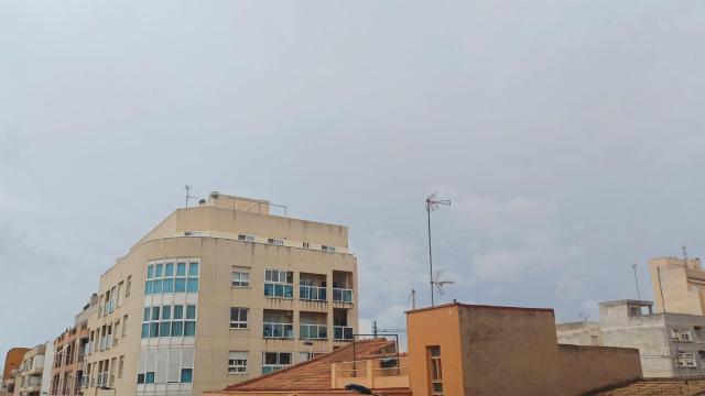 El cielo nubloso en Torrevieja este viernes.