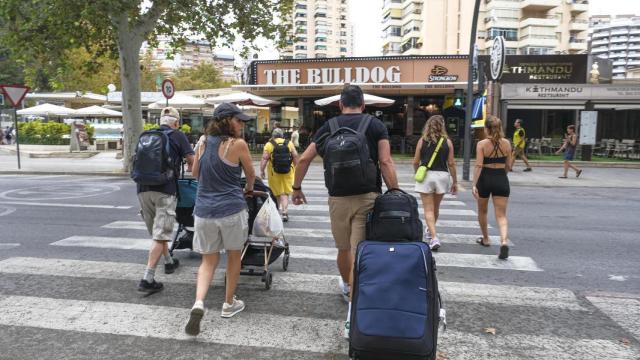 Varios turistas con su maleta en la zona 'guiri' de Benidorm