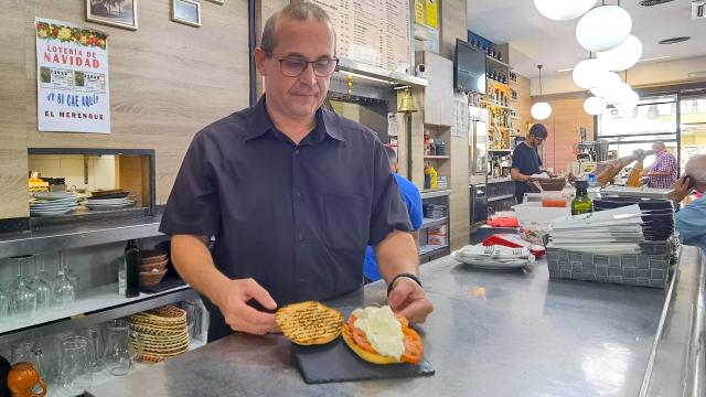 Alberto Ferrer, con el bocadillo Grillo, uno de los clásicos de El Merengue en Alicante.