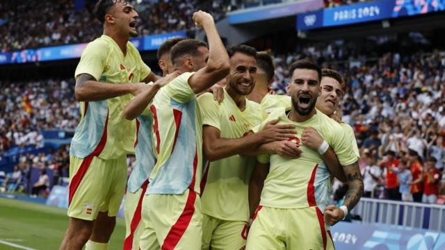 Jugadores de la selección olímpica celebran uno de los goles en la final de los JJOO contra Francia.