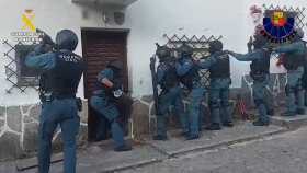 La Guardia Civil trabajando en los registros domiciliarios en Burgos y Cantabria en el marco de la operación Susogreen