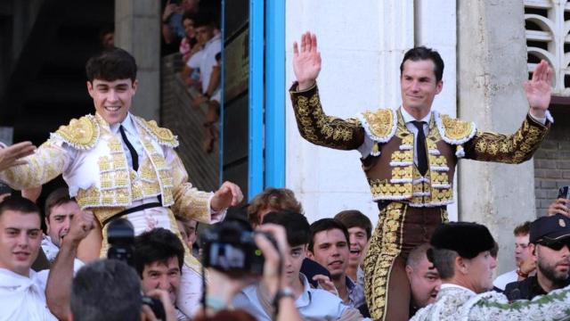 Luque y el nuevo matador de toros, Jarocho, salieron a hombros del coso de Campos Góticos