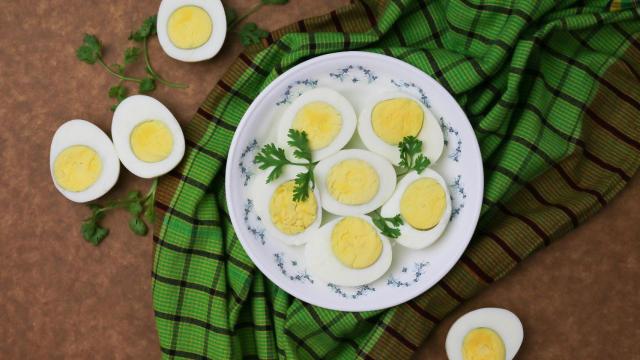 Huevos duros con un halo grisáceo alrededor de la yema