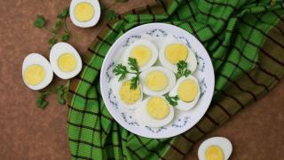 El sencillo truco para evitar que la yema de los huevos duros se ponga verdosa o gris
