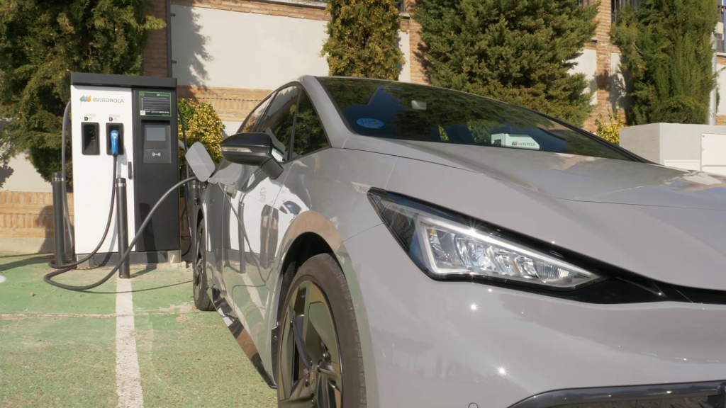 Un coche eléctrico en un punto de recarga.