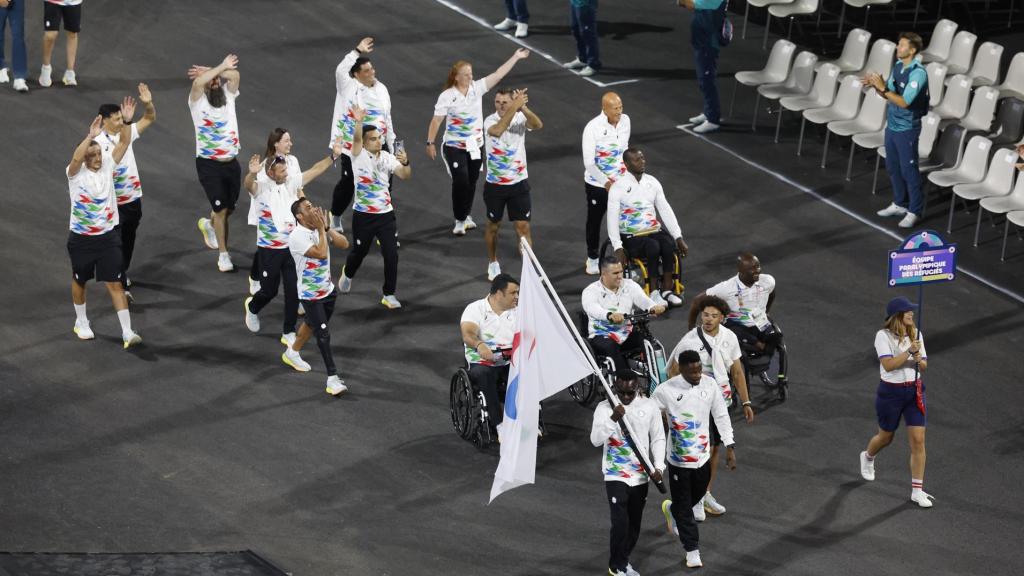 El equipo olímpico de refugiados en la ceremonia inaugural de los Juegos Paralímpicos, París 2024.