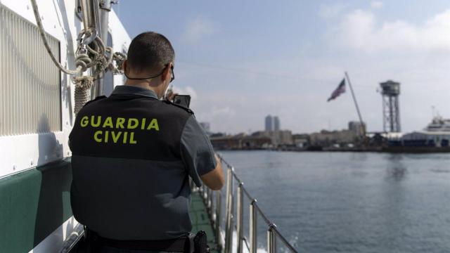 Imagen de archivo de un agente de la Guardia Civil durante una patrulla marítima