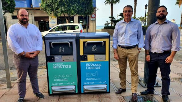 Las nuevas papeleras inteligentes que se han instalado en Rincón de la Victoria.