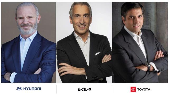 De izquierda a derecha, Leopoldo Satrústegui (Hyundai), Emilio Herrera (Kia) y Miguel Carsi (Toyota).