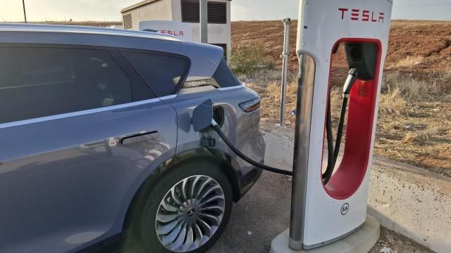 Cargando en una estación de Tesla.