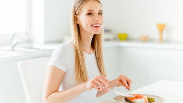 Incluir salmó en tu dieta es beneficioso para el organismo.