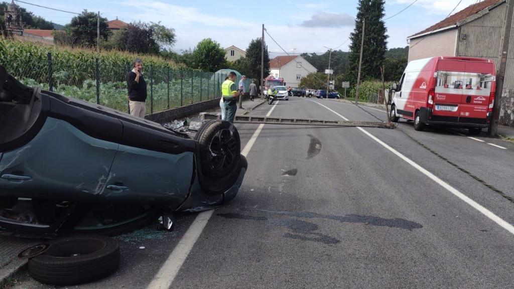 Un coche vuelca en Lousame, Noia (A Coruña), tras derribar un poste luz