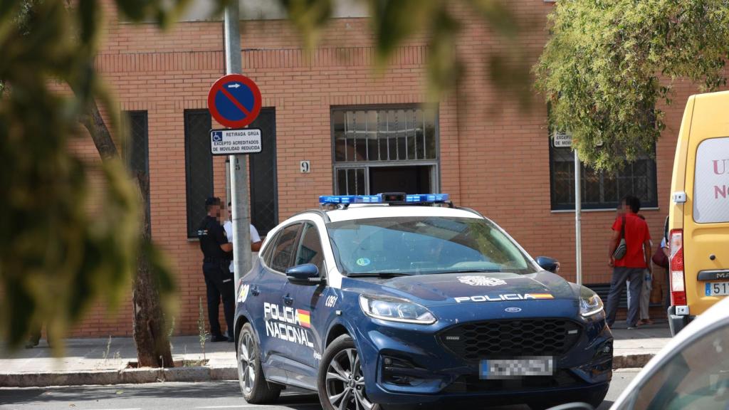 Un vehículo de la Policía Nacional, frente al bloque donde se había cometido el crimen.