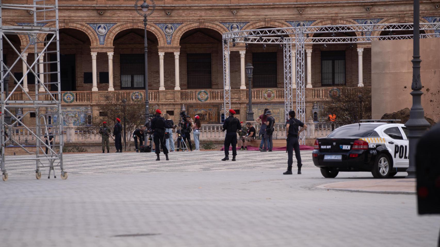 Imagen del rodaje de la nueva superproducción de Netflix Kaos en la Plaza de España