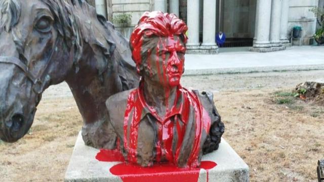 Estatua de Sancho Gracia vandalizada.